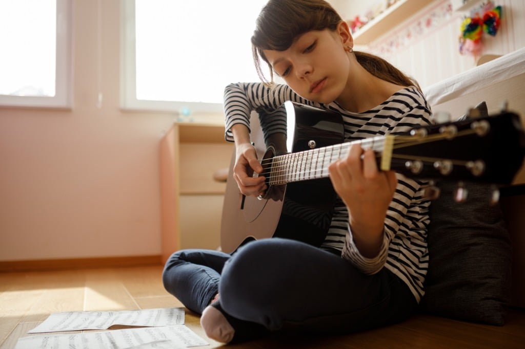 girl-playing-guitar