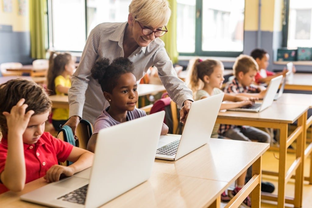 elementary-students-using-laptops