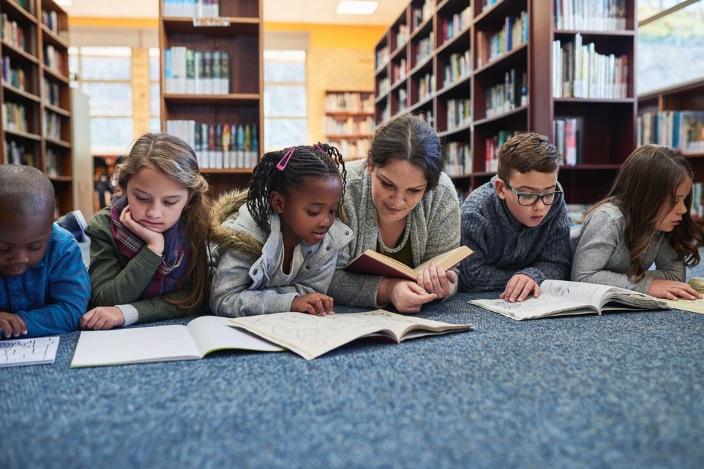 teacher-and-students-reading