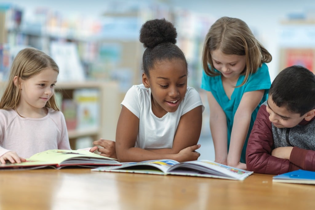 elementary-students-reading