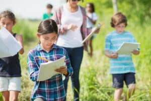 outdoor-journaling-elementary-students